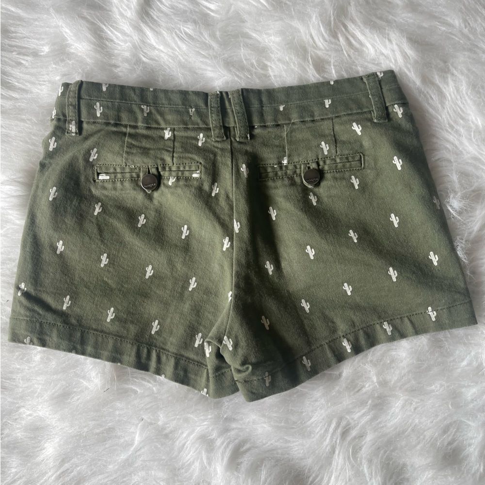 Olive green shorts Harper Brand XS. excellent Condition. Cactus Print. 🌵🌵⭐️